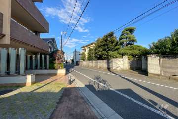 敷地南東側の前面道路（南西側から）