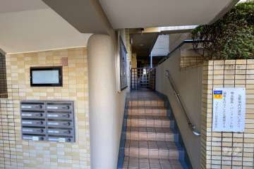 住戸入り口（共用ポスト）