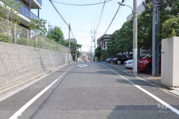 敷地北東側の前面道路(北西側から)