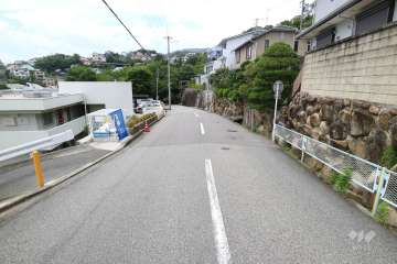 敷地北側の前面道路