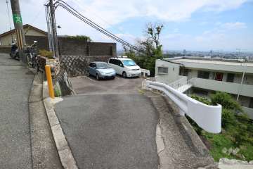 東側の敷地内駐車場（屋外平面式）