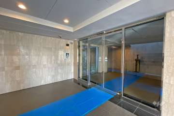 エントランスはオートロック付きです。