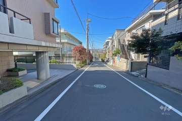 敷地北東側の前面道路（南東側から）