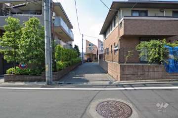 敷地東側の前面道路(南側から)