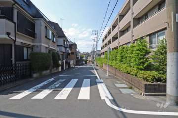 敷地西側の前面道路(南側から)