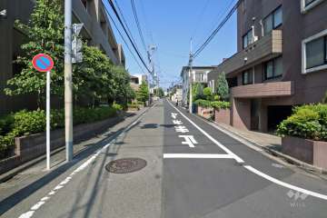 敷地南側の前面道路(東側から)。三方角地で開放感があります。