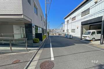敷地北東側の前面道路（南東側から）
