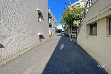 敷地南西側の通路（南東側から）