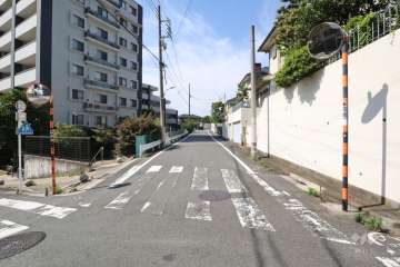 敷地東側の前面道路