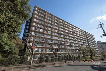 ジャルダン宝塚中山台弐番館A棟の外観（北東側から）