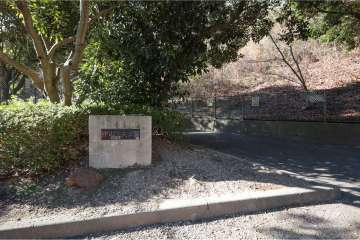 敷地に隣接して『中山中央公園』があります。