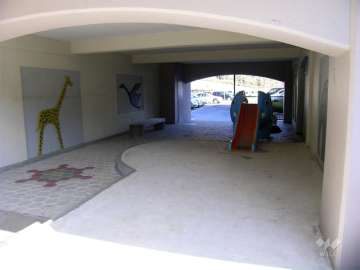 遊具が設置されたピロティ