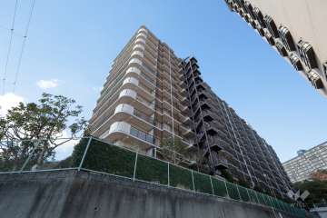 ジャルダン宝塚中山台弐番館A棟の外観（南東側から）