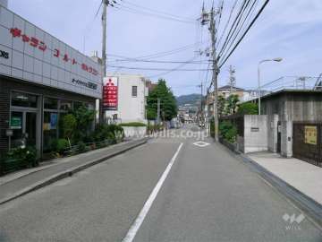 敷地北側の前面道路。周辺には住宅の他、事務所や店舗などが混在しています。