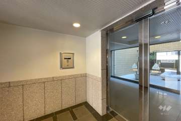 エントランスはオートロック付きです。