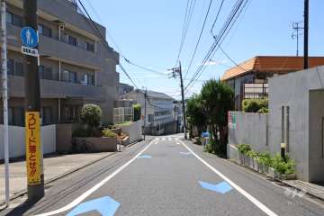 敷地北側の前面道路(東側から)