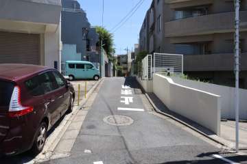敷地東側の前面道路(北側から)
