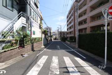 敷地東側の前面道路(北側から)