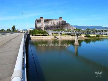 敷地の北西側には隣接して小松公園があります。