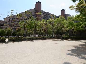 武庫川にかかる橋から見たベルヴェデールイトーピア武庫川マンション