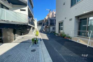 敷地北東側の前面道路（南東側から）