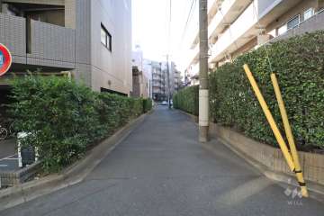 敷地北側の前面道路（東側から）