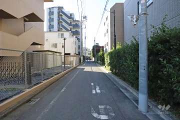 敷地南側の前面道路（東側から）