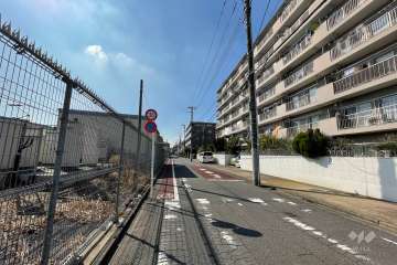 敷地南東側の前面道路（北東側から）