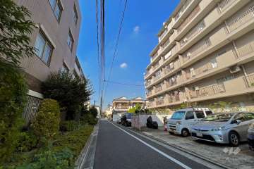 敷地南西側の前面道路（南東側から）