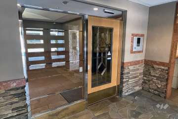 エントランスはオートロック付きです。