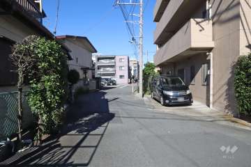 敷地西側の前面道路（南側から）