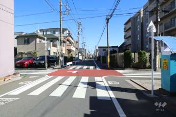 敷地北側の前面道路（西側から）