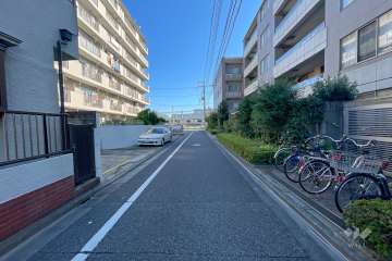 敷地北東側の前面道路（北西側から）