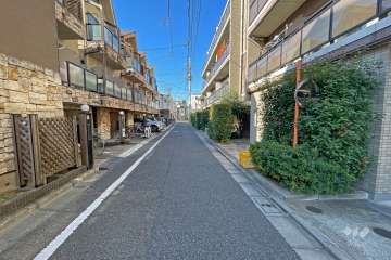 敷地南西側の前面道路（南東側から）