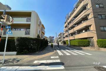 敷地の北側前面道路（東側から）