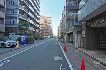 敷地北側の前面道路（東側から）