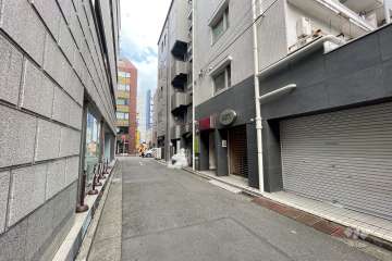 敷地西側の前面道路（南側から）