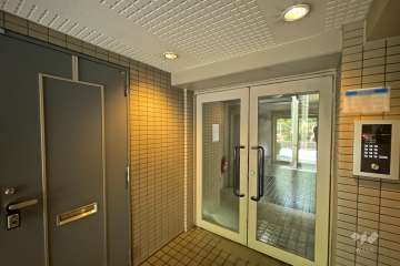 エントランスはオートロック付きです。