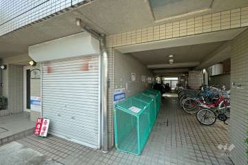 敷地内駐車場（屋内平面式）と駐輪場