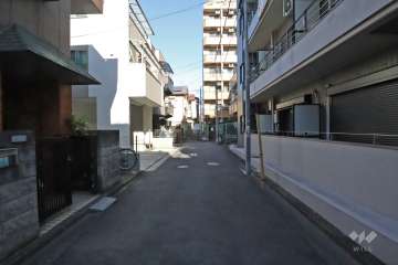 敷地南側の前面道路（南側から）