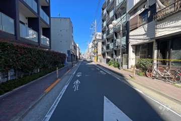 敷地東側の前面道路（南側から）