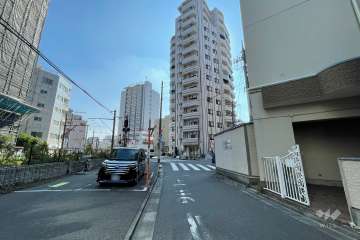 敷地北東側の前面道路（北西側から）