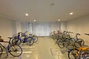 屋内に設けられた駐輪場