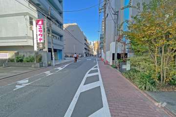 敷地北側の前面道路（西側から）