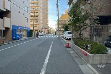 敷地南側の前面道路（東側から）