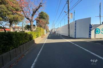 敷地北側の前面道路（西側から）