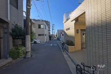 敷地南側の前面道路（東側から）