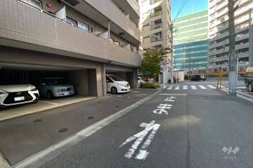 敷地東側の前面道路（南側から）