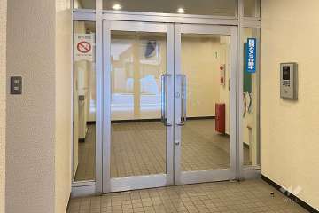 エントランスはオートロック付きです。