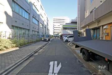 敷地北側の前面道路（西側から）